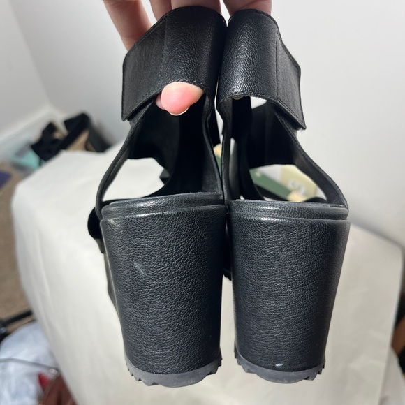 EILEEN FISHER Whimsy Wedge Sanal in a size 8 Black
Style No. EF47893 - Picture 10 of 10